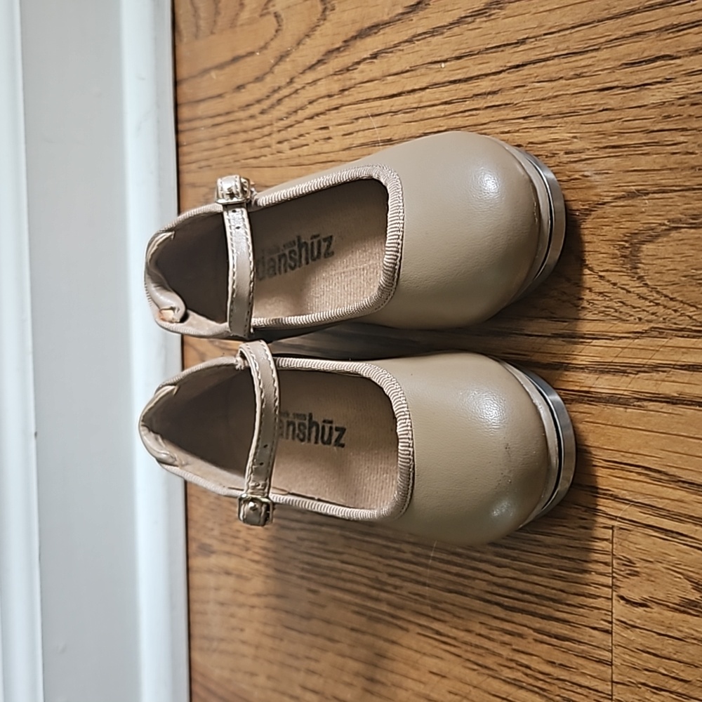 Girls Danshuz Tan Tap Dance Shoes. Size 8.